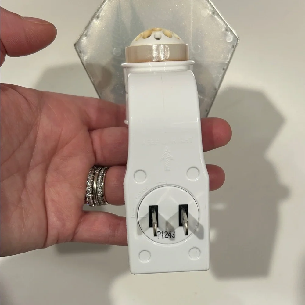 Bath & Body Works Faux Succulent Terrarium Wallflower Plug - Picture 4 of 8